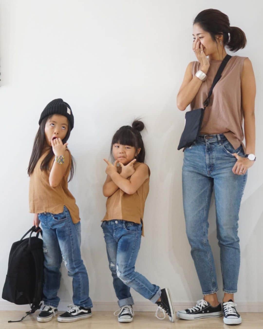 mocchiのインスタグラム：「2019.09.17 こんばんはー🌝 ・ ・ 急に夏コーデ🤣 ちょっと前に撮ったの載せ忘れてた🙄🙄🙄 ・ ・ 早く載せないと秋になっちゃうね🍁 ・ 小春はニット帽でちょっと秋意識🍁 ・ ・ もぉ、朝と夜は涼しくなってきたよね！！ ・ ・ もぉちょっと涼しくなったら 動物園に行きたいの🐒🐒🐒 ・ 東山動物園に大好きなあいつがいるの🦍 ・ ・ あたしのオススメはシャバーニではなく フクロテナガザル🥰 ・ ・ いつも オッサンみたいな声で発狂してて、じわるよ🥰 ・ ・ ・ 👧 トップス.... @freaksstore_official  パンツ.... @branshes #ブランシェス#branshes ・ 👩 トップス....#GU#ジーユー パンツ....#moussy ・ ・ ・ #kidsfashion#インスタキッズ#4歳#6歳#4月生まれ#5月生まれ#姉妹#親バカ#プチプラコーデ#シンプルコーデ#キッズコーデ#キッズファッション#子供服#お洒落さんと繋がりたい#ベビフル#コドモノ#娘コーデ#カジュアルコーデ ・ ・ ・ #マジカルシェリー はフックで締め付け具合を調整出来るから 個人的には1番好き🥰 @majicalsherry_lme」
