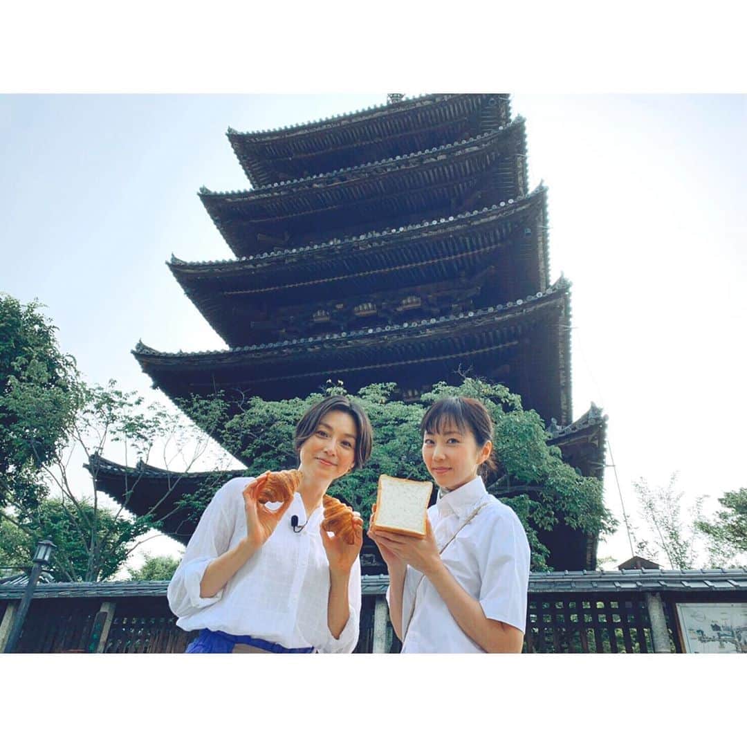 のインスタグラム：「明日の #パン旅。  本上まなみさんと京都のパン屋さんを巡ってきました。 大人の気品に包まれた憧れの本上さまと 情緒溢れる京都の街 これはもう最高の組み合わせ。  よる7時からNHKBSプレミアムにて」