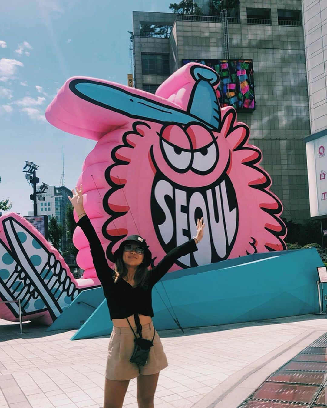 エビアン・クーさんのインスタグラム写真 - (エビアン・クーInstagram)「감사합니다 Seoul!  韓国美味しかったけどご飯が辛すぎて死にそうになった笑  今回はこんなところに行きました‼️日本と色々あるみたいだけど全然大丈夫だったよ🙆‍♀️ ・ Pic ❶ here at Dongdaemun (東大門市場) shopping area for cheap clothes and department stores.  ❷ mom wanted a pic ママライン熊と🐻 ❸ Seongsu dong (聖水洞)- a lot of cute cafe areas reminds me of Brooklyn, NYC 可愛いカフェエリアを発見🍰  ❹ masks shopping, Dr Jart is my favorite for gel masks. Bought stationary goods at Art Box, you can get everything at a good price. アートボックスで文房具とか爆買い。ロフトみたいな所！ ❺ Market O - snacks to bring home. There’s a new Matcha flavor too. お土産でもっとも人気のマーケットOのブラウニー。 抹茶味もあるみたい。 ❻ Myeongdong - yummy bibim noodles 明洞お買い物終わりにKyoja Main っていうところでレー麺食べた。他にも水餃子も美味しかったよ。」9月17日 21時38分 - avian_official