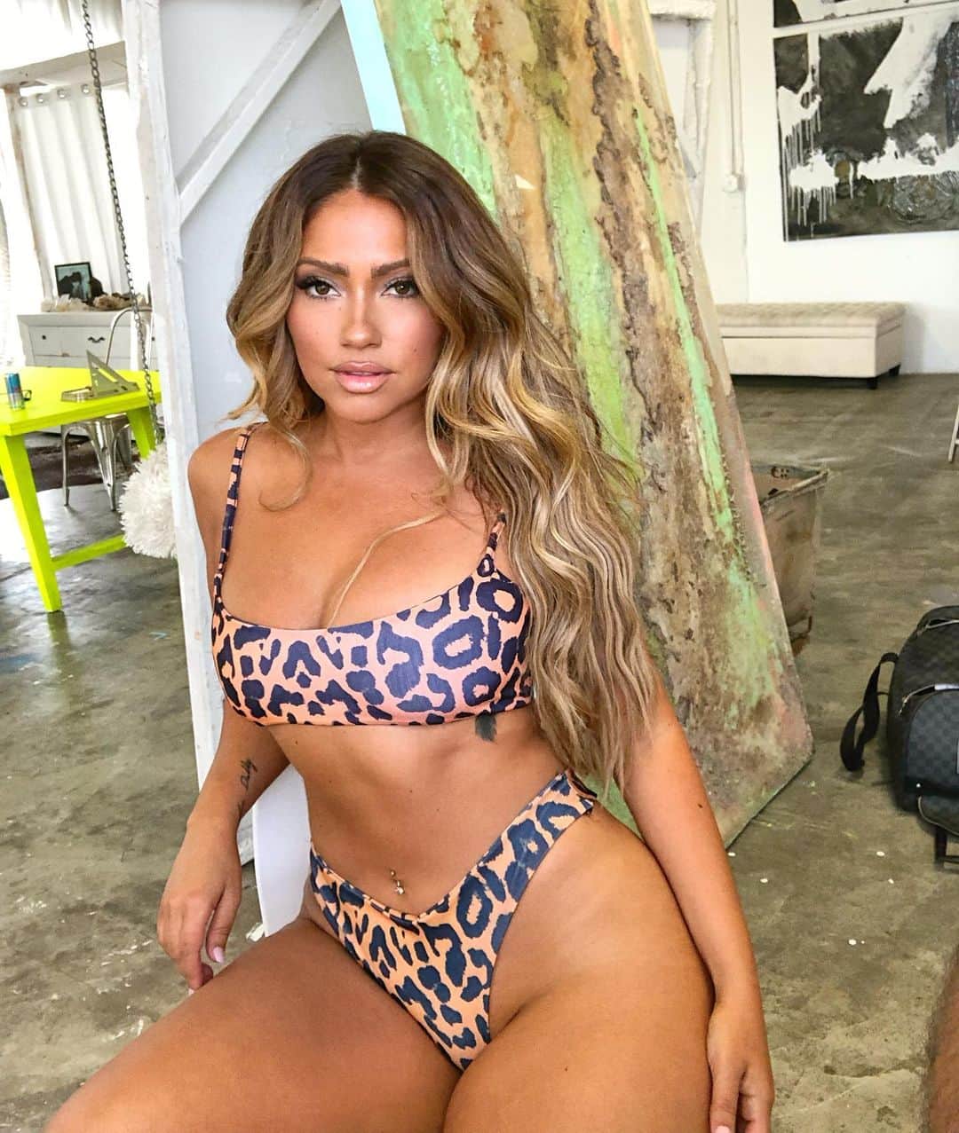のインスタグラム：「When you’re listening to someone speak and you can feel yourself zoning out 😬🤷‍♀️ Bikini: @prettylittlething  Hair & Mua: @antonioglam  #plt #ad #prettylittlething」