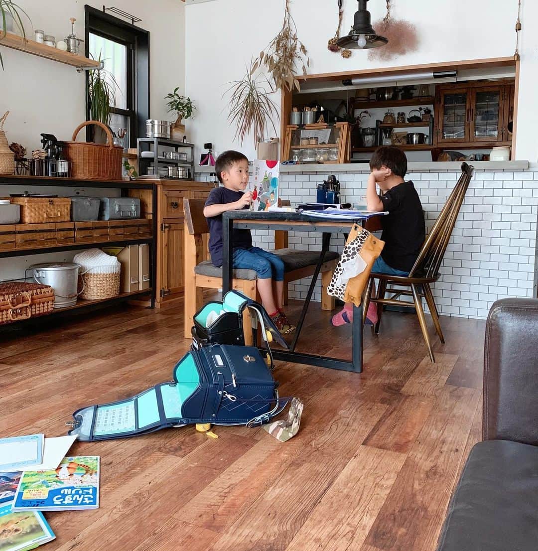 ranranさんのインスタグラム写真 - (ranranInstagram)「昨日、体育の授業中倒れたらしい2号 . . 聞けばその前に1号も保健室へ行ったそうで... . . 学校からの電話ですぐに迎えに行きましたが軽い熱中症だったようです . . ツインズと同じような子が何人かいたみたいなので、びっくりしました . .  最近日中でも涼しくなり朝晩は肌寒く感じるくらいだけどまだまだ気を抜けないなーと実感しました . . 今日は2人とも元気に登校したのでよかったよかった☺︎☺︎☺︎ . . 朝から . 「水分ちゃんと取りなさいよ〜！！！」って10回くらい言っといたし大丈夫かな？（笑） . . 皆さんも気をつけて下さいね♡ . . . #双子#twins#暮らし#住まい#インテリア#diy#手作り家具#リビング#セルフリノベーション#マイホーム#建売住宅#こどものいる暮らし#ランドセル#アクタス#宿題#熱中症」9月18日 8時30分 - tomooo.25
