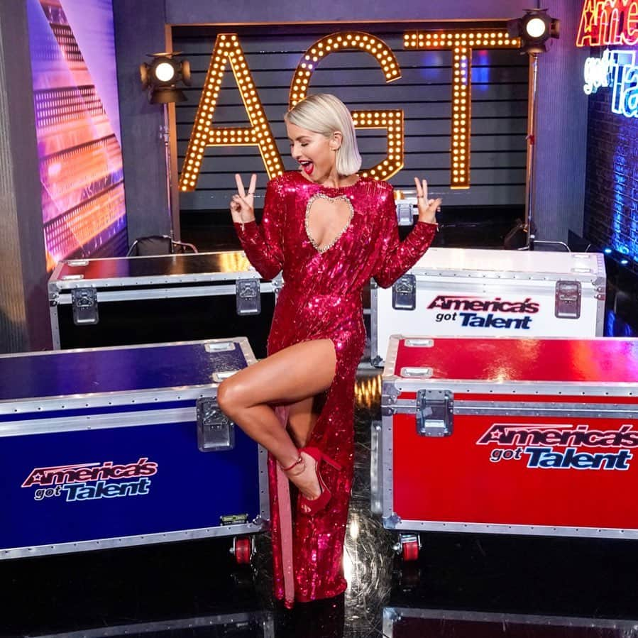 ジュリアン・ハフさんのインスタグラム写真 - (ジュリアン・ハフInstagram)「Going into tonight with an open heart. ♥️ @agt #AGTFinale」9月18日 8時34分 - juleshough