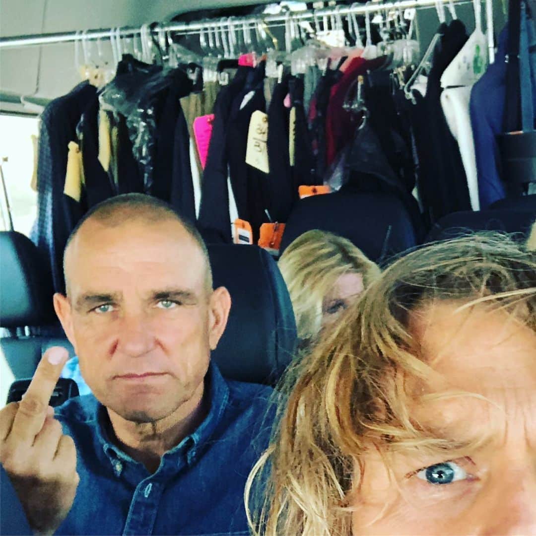 のインスタグラム：「Have loved this dude @thevinniejones since the days of watching @guyritchie lock stock and snatch from my @pepperdine dorm room. It's always a gamble meeting people that you love in this business, but I can honestly say he exceeded all expectations. He was kind, funny, authentic, thoughtful, and endlessly charming. Come back anytime @thevinniejones there is always time for more snuggling. #ncisla」