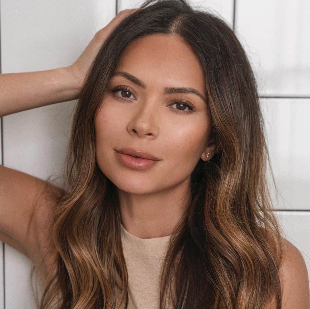 Marianna Hewittのインスタグラム：「@smithandcult Veiled Threat Foundation just gets me - it has aloe vera so my skin is getting hydrated while I wear it yet still has a matte finish that never looks cakey or dry. I’m wearing shade 290 warm and it's 30% off at @ultabeauty #21DaysofBeauty」