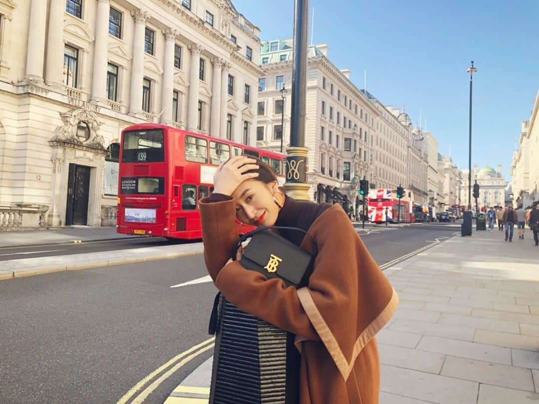 神山まりあさんのインスタグラム写真 - (神山まりあInstagram)「Photo shoot in London  ロンドンってほんと綺麗。 衣装は冬服だけど、長袖一枚でいいくらいの気温。最高の秋日和✨ そして皆さんから沢山聞かれるこのリップは @diormakeup の新しいルージュディオールウルトラリキッドの707です😘😘ヘビロテ。  #london #photoshoot #mom #love #work」9月18日 7時07分 - mariakamiyama