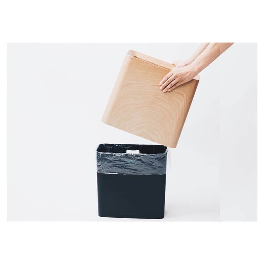 ideaco online storeさんのインスタグラム写真 - (ideaco online storeInstagram)「・ tubelor OAKWOODに 角型ゴミ箱のHi-GRANDEが出来ました☺︎ ・ カバーを被せるだけでポリ袋を隠せるゴミ箱ideacoのTUBELOR(チューブラー)。 そのカバーに天然木オークの表情をプリントで施しました。 ・ ・ #ideaco#イデアコ#木目調 #ゴミ箱#イデアコチューブラー #oakwood#オークウッド#新製品#2019aw#入荷しました#ナチュラルインテリア#シンプルインテリア#シンプルな暮らし#リビングルーム#リビングインテリア#リノベ#マイホーム#家#おうち#トラッシュカン#simpleinterior #naturalinterior #simplehome #livingroom #interiordesign #trashcan」9月18日 7時14分 - ideaco_home