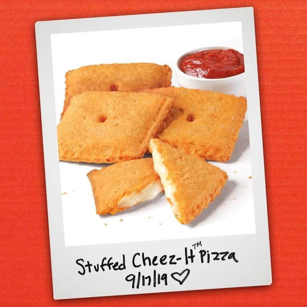 Freshnessさんのインスタグラム写真 - (FreshnessInstagram)「If you’re a fan of Cheez-Its then prepare to lose your mind 🤯 @cheezitsofficial and @pizzahut have officially teamed up to turn their bite sized snacks into their own little pizza. At select locations right now — have you tried it? #freshnesseats」9月18日 7時14分 - freshnessmag