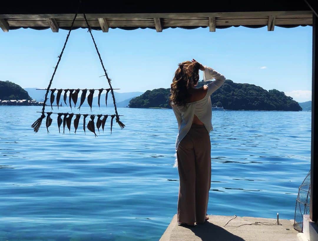 のインスタグラム：「２日目は伊根の舟屋へ。﻿ ﻿ 海の水が綺麗過ぎてびびった😳✨﻿ 自然がいっぱい♡ ほんとに素敵なところ。﻿ ﻿ 伊根の舟屋に宿があるなんて知らなかった😳﻿ 今度絶対泊まりに行きたい﻿ ！！﻿ 冬は鰤と蟹が美味しいんだってね😋😋﻿ 早く行きたいなぁ〜😂😂﻿ ﻿ #﻿京都 #京丹後 #伊根 #伊根の舟屋 #伊根の舟屋群 #伊根の舟屋遊覧船 #また行きたい」