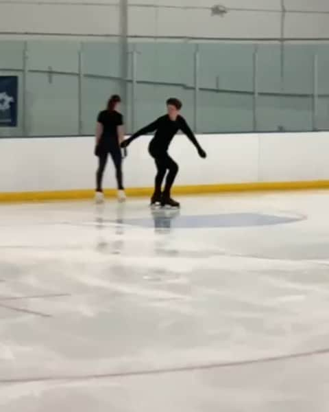 ヤロスラフ・パニオットのインスタグラム：「regionals is soon... #3axel #3a  #jacksonultima #jacksonfamily #johnwilsonblades #figureskating #iceskating」