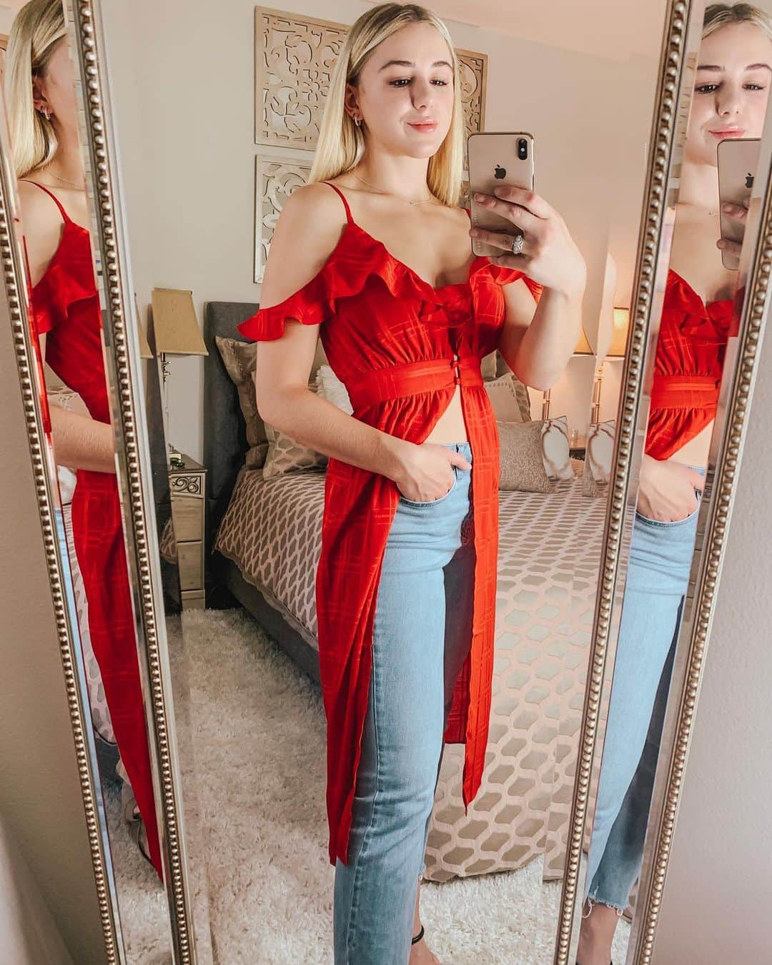 クロエ・ルーカジアックさんのインスタグラム写真 - (クロエ・ルーカジアックInstagram)「Reflections of a teenage drama queen💁🏼‍♀️ #revolveclothing」9月18日 7時34分 - chloelukasiak