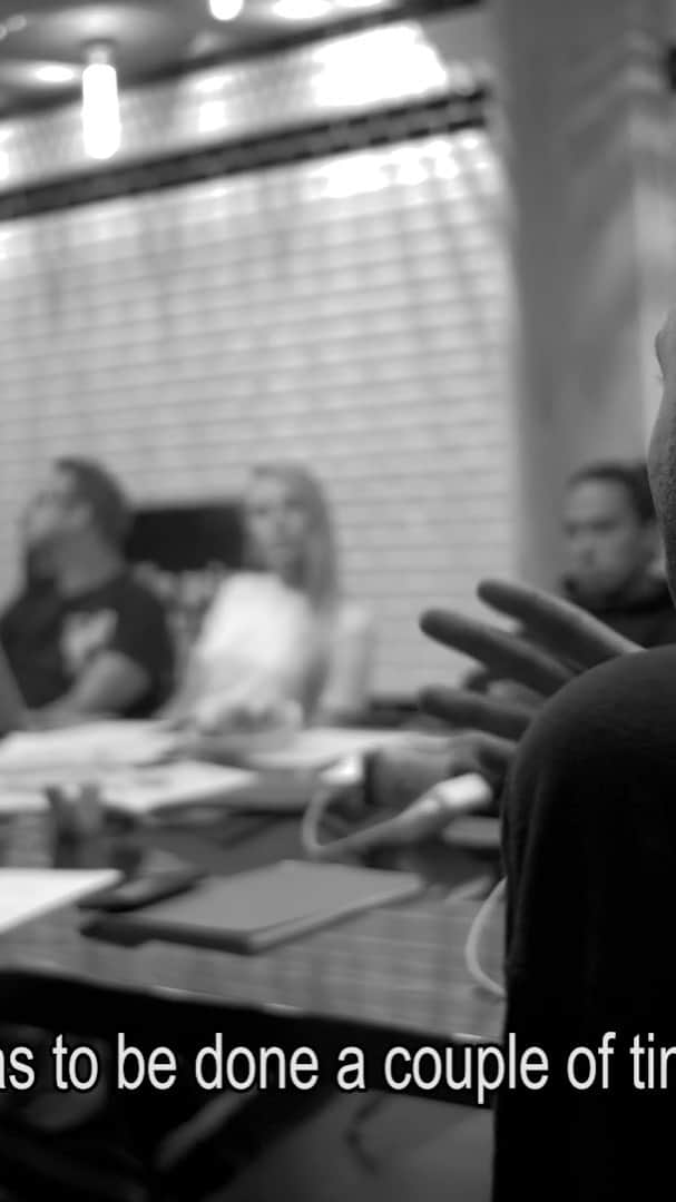 サネリー・ジェームズのインスタグラム：「Production meeting...」