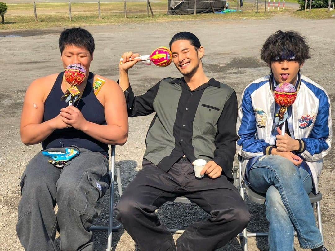 鈴木貴之さんのインスタグラム写真 - (鈴木貴之Instagram)「ゆーき君誕生日おめでとーーー😄🙌🏻⭐️ちゃんと笑えてるかーーー？？﻿ ちょうど一年前は『HiGH&LOW THE WORST @high_low_official 』の撮影中。今年も一年、素敵な年になりますよーに😁🙏🏻💙 ﻿ 映画、10月4日(金)全国公開です。皆さまよろしくお願いいたします！！👊🏻😤🔥 #鬼邪高 ﻿ ﻿ ﻿」9月18日 7時53分 - takayuki_suzuki90