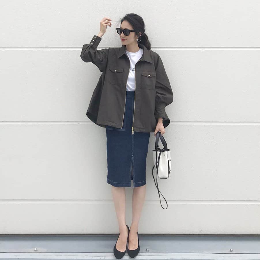 のインスタグラム：「✴︎ STYLEBARとFREAK'S STOREのコラボブルゾンが可愛い✨ カジュアルな印象の強いブルゾンだけど、程よいフレアなシルエットのおかげで女性らしく着られる❤︎ 取り外し可能なボアライナーがついているのでスリーシーズンは使えるかな✨ 形の綺麗な @moreplus.inc のタイトスカートと合わせてみた❤︎ . . outer @stylebar.jp × @freaksstore_official @freaksstore_online  skirt @moreplus.inc . . #stylebarstyle#freaksstore#ブルゾン#コラボ#スカートコーデ#タイトスカート」