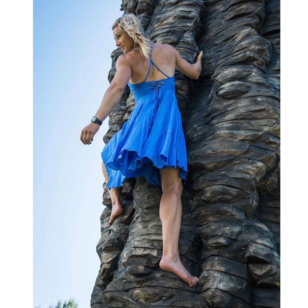 ジェシー・グラフさんのインスタグラム写真 - (ジェシー・グラフInstagram)「I love climbable art ❤️🥰❤️ 📸 by @slpfitnessphotography」9月18日 8時01分 - jessiegraffpwr