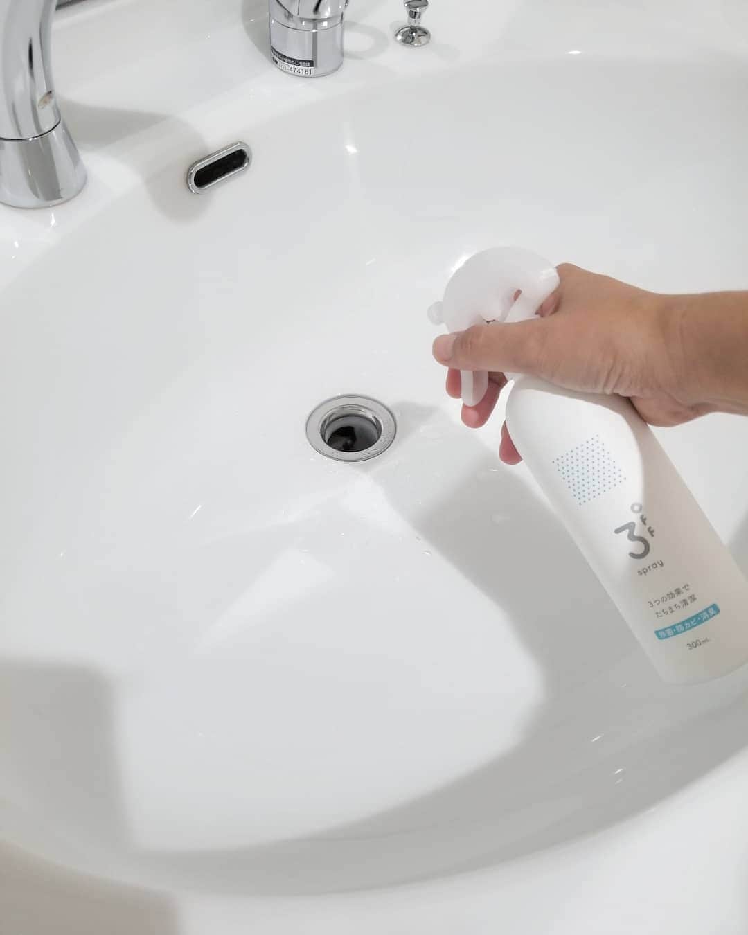 koyukkuma 一条工務店さんのインスタグラム写真 - (koyukkuma 一条工務店Instagram)「• @3off_official  3off 公式アンバサダーをさせていただくことになりました🎵 • 3offは除菌•防カビ•消臭…3つの効果があり、 安全性にこだわられた商品です。 • スプレーは 臭い、菌の気になるところにシュッと。 排水溝や生ゴミ、お風呂のヌメりなんかに使えます。 洗えない物のカビ予防にも！ ウィルス対策も出来るので、これからトイレや嘔吐後の後始末にも大活躍◎ • ミストは スプレーと同じで持ち運びしやすい大きさになっています！ • エアゾールは 手の届かないところの予防掃除に。 2ヶ月に1回のお風呂のくん煙剤として、トイレの消臭にも！ ボタンを半押しですると押してる間だけ使えるのでロングブーツの消臭など、範囲の小さい物にもちょっと使えて便利◎ • 今回は排水溝の臭い消し、ヌメり対策に期待してシュッと吹きかけてみました🎵 薬剤のにおいがしないのが嬉しいところ！ • かわいいデザインなのでお部屋に置いてても邪魔にならない💓 • 気になる方は @3off_official に飛んでチェックしてみてくださいね✈ • #スリーオフ #除菌 #防カビ #消臭 #除菌スプレー #カビ予防 #キッチン #お風呂 #トイレ #リビング #玄関 #暮らし #暮らしを楽しむ #日々のこと #日々の暮らし #すっきり暮らす #シンプルライフ #シンプルな暮らし #暮らしを整える #子どものいる暮らし」9月18日 7時54分 - kumasan_ismart