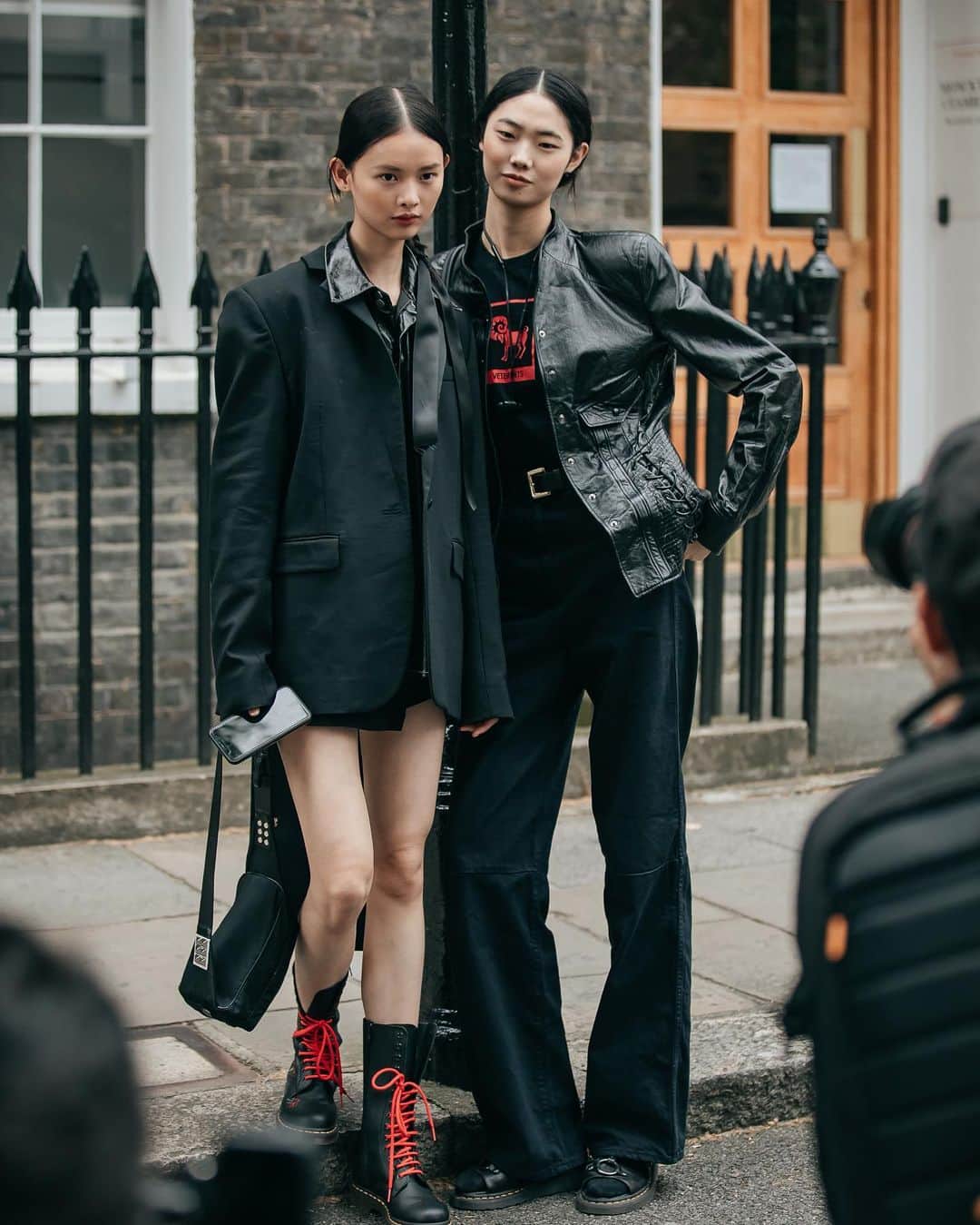 のインスタグラム：「LFW Street Fashion Style Thx @shupingggg_li @kangsjia  중국 모델분들  아주 멋져요 . . #写真 #outfitideas #styleoftheday #ファッション #フォトグラファー #instafashion #파리 #東京 #서울패션위크 #sfw #오오티디 #nyc #koreafashion #패션그램 #womenswear #nyfw #데일리그램 #outfit #ootd #street #streetfashion #streetphoto #가로수길 #이태원 #사진 #스트릿패션 #모델 #wiwt #nyfw #pfw」