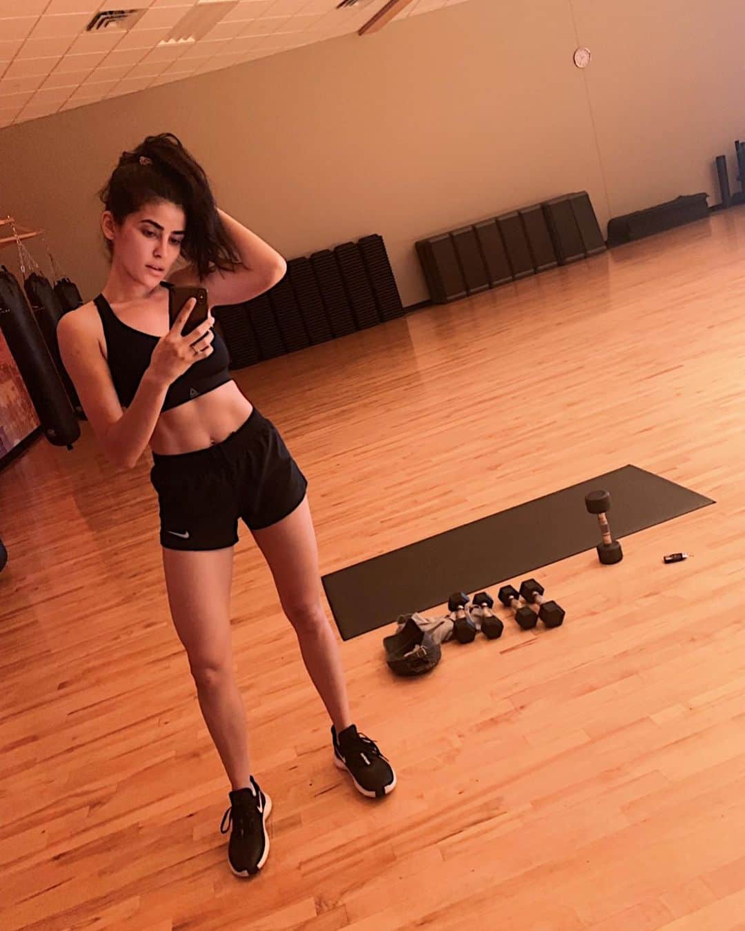 Sazan Hendrixさんのインスタグラム写真 - (Sazan HendrixInstagram)「Thank you for all the love I got on my transformation journey I shared on Stories last night. Swipe to see the journey 💫 I wanted to share it to inspire anyone out there who’s on their own personal growth journey. Fitness has fueled my mind, body and spirit in so many ways. It’s something I’ve grown to love, when for many years I used to see it as a chore and something I did not find joy in. It’s incredible what can happen when you 1.)find a program you like & 2.)stay consistent. After I had Teeny, I appreciated my body in a way I can’t even put into words 😭 I felt like it was my responsibility to take the best care of my body after everything it did to bring my favorite little human into this world ✨ I spent too many years in the mirror criticizing myself instead of being kind to myself. My pregnancy healed me of that. God healed me of that. Pregnancy showed me the beautiful phases of the transformation process. As I was growing a child inside me, I was also learning how to surrender. Letting go, trusting the process and finally respecting my body. From that point on I made it my mission to never negatively criticize my body. I tuned out voices that said, “say bye-bye to your body after you have a baby!” Like what does that even mean? I wasn’t going to quit on myself. I was going to keep working hard, setting healthy goals for myself and keep fueling my body in the best way possible. And now almost 2 years post-baby... Boy does it feel good to be the strongest I’ve ever been!!! 💪🏼 I hope these photos inspire you to see that anything you put your mind to is possible. My passion for fitness goes beyond the transformation results. It’s become a huge part of my daily routine to jumpstart my day and push me to reach new and exciting heights. 🙏🏽✨ #myfitnessjourney」9月18日 7時58分 - sazan