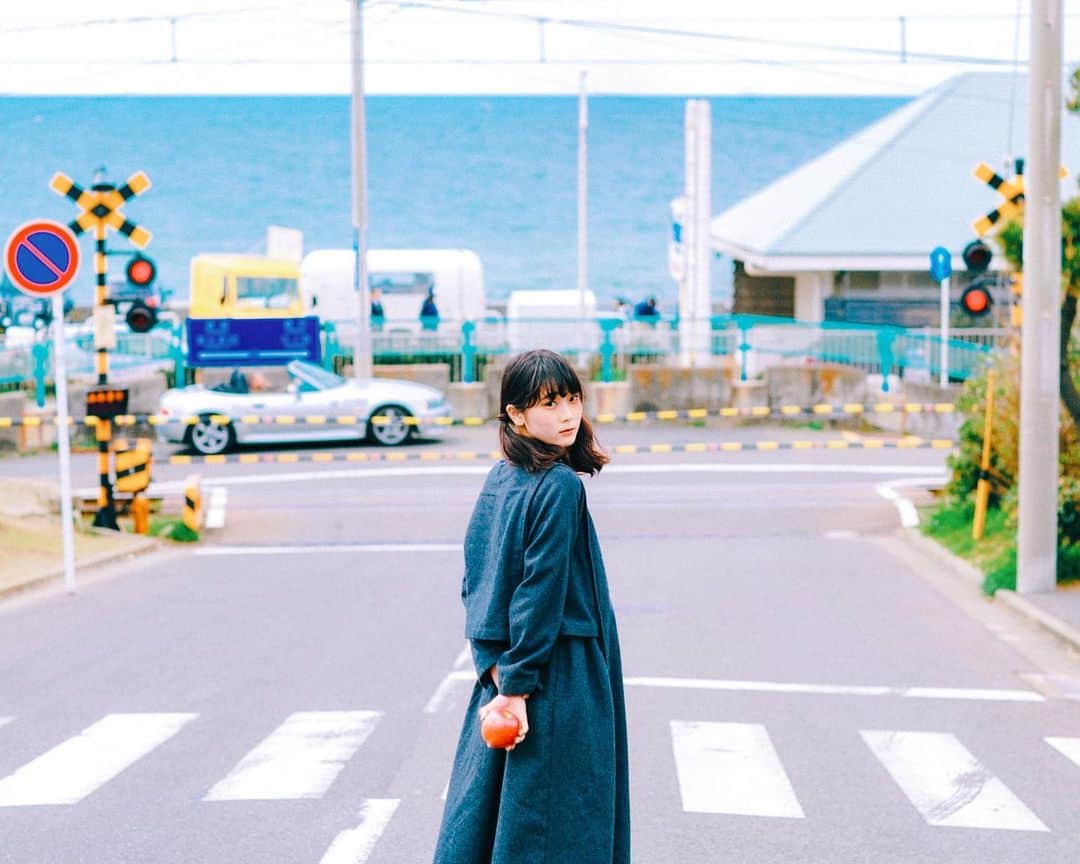hiderin777のインスタグラム：「. . . . 見下ろすと海が見える そんな坂道が好きだ . . . . . #distagon  #35mmf14  #contax  #carlzeiss  #七里ヶ浜」