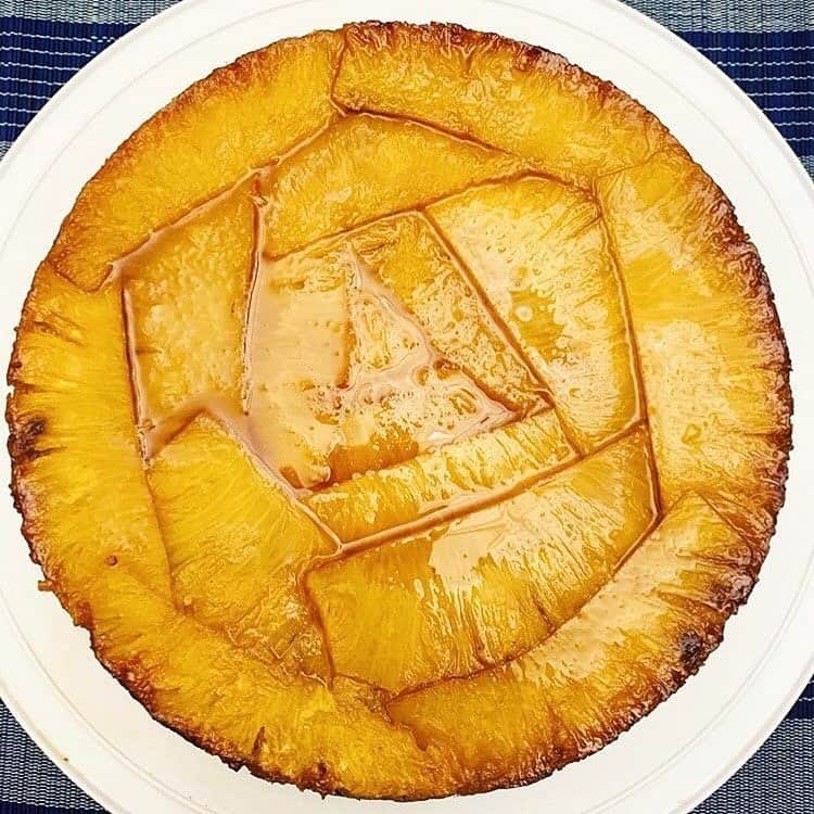 Food & Wineさんのインスタグラム写真 - (Food & WineInstagram)「Deputy Editor @melhansche made a upside-down pineapple cake, and we're all on our way over for dessert. 📷: @melhansche」9月18日 8時03分 - foodandwine