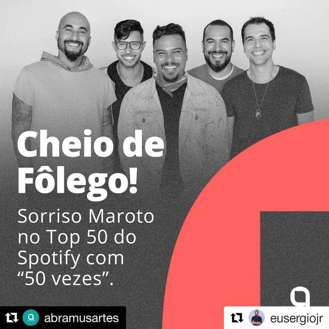Sorriso Marotoのインスタグラム：「💪🏽 👊🏽 #Repost @eusergiojr ・・・ Após 21 anos de carreira a gente segue com garra, tesão e vontade de ir além... Parafraseando @nandoreis “Temos mais futuro que passado”... 🙏🏻🎶👊🏻👏🏻 Que assim seja; amém! #Repost @abramusartes ・・・ A primeira vez é sempre inesquecível. O Sorriso Maroto, mesmo com seus 20 anos de estrada, acaba de sentir novamente esta emoção. O single “50 vezes”, com participação de Dilsinho, entrou no top 50 do Spotify, feito inédito para o grupo. ⠀  Mostrando que está completamente recuperado, Bruno, vocalista, comemora com o grupo o sucesso da música nesta transição para o ambiente digital, que vem rendendo uma ótima receptividade. ⠀  Que venham outras “50 vezes” e mais! ⠀ >>> http://bit.ly/50-vezes-sorriso-maroto-dilsinho (clicável no stories)」
