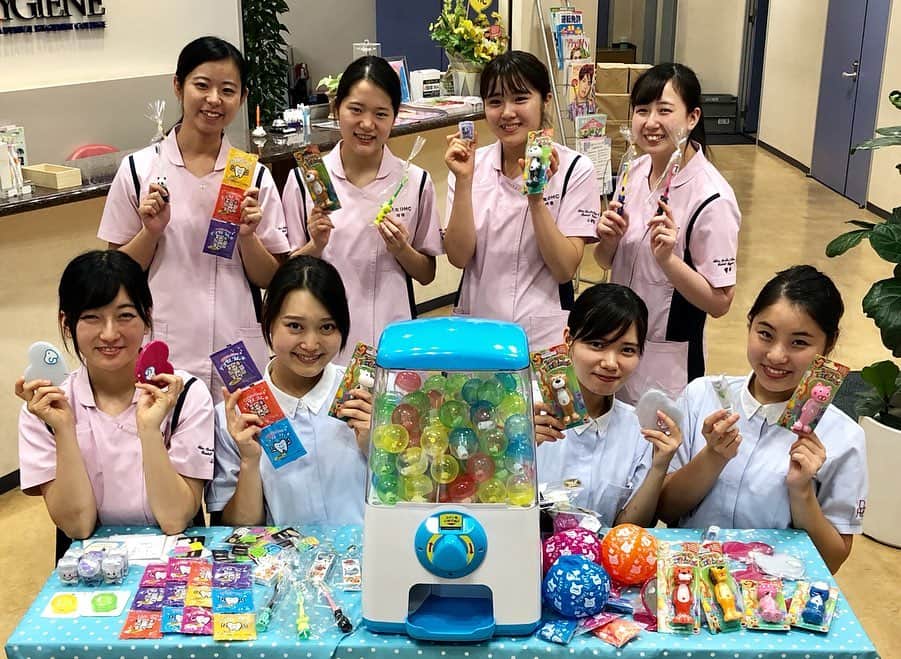 のインスタグラム：「新大阪 Summer Smile🌻 . 夏休み中もホスピタリティと 笑顔満点でオープンキャンパスを サポートしてくれた学生スタッフ💁‍♀️✨ . 学スタのみんな いつもありがとう😊☘️ . . #新大阪歯科衛生士専門学校 #sdhc #歯科衛生士 #歯科衛生士の卵 #summer #smile #夏休み #OC #オープンキャンパス #学生スタッフ #学スタ #ありがとう #thanks #友達 #friend #学校 #夢 #専門学校 #仲間 #dream #happy #love #girl #likeforlike #like4like #instagood #instalike #dental #dentalhygienist  #dentalhygiene」