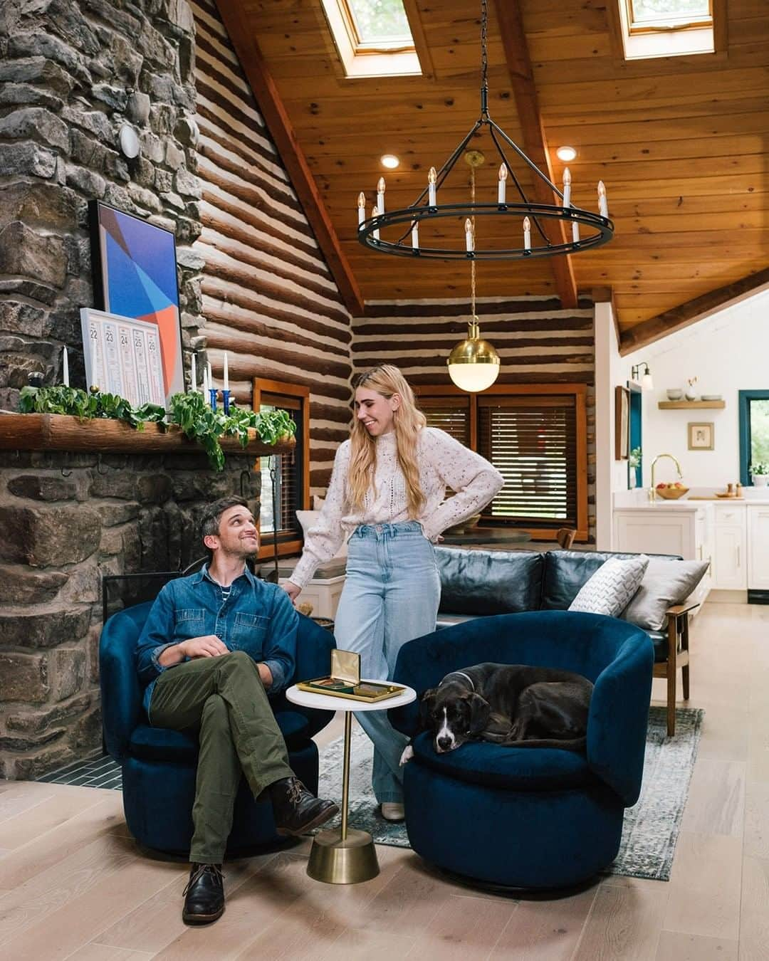 west elmさんのインスタグラム写真 - (west elmInstagram)「When @zosiamamet + @johnakite_ found this gorgeous home in Hudson Valley, NY, they knew it was the one when they walked in—but it needed a little help. After a year-long renovation, they now have an absurdly cozy + inviting modern-rustic home filled with West Elm designs. Link in bio to see the massive makeover! 🏠🍂 #homerenovation #moderncountry #zosiamamet #modernfarmhouse」9月18日 8時18分 - westelm