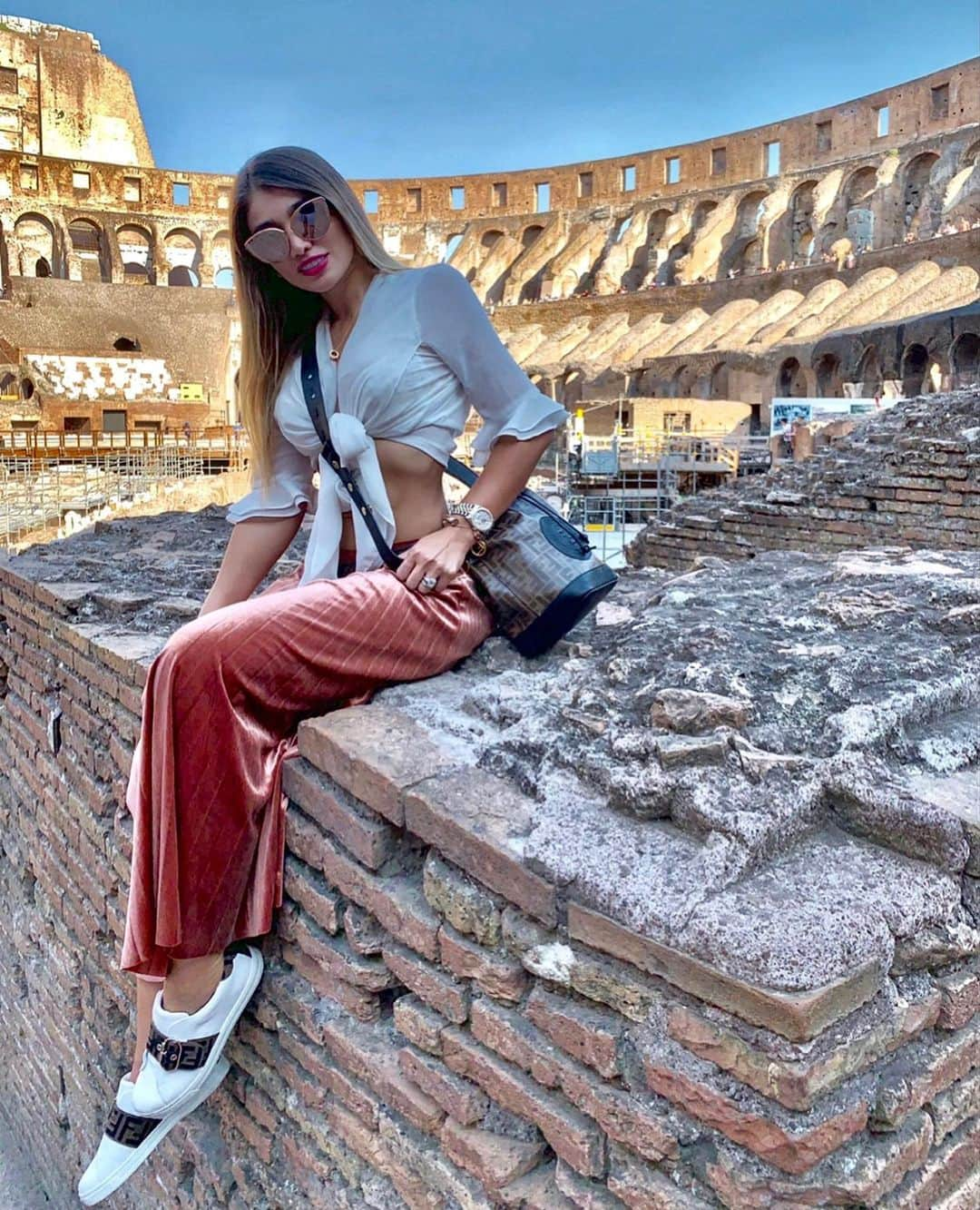 KaThE ArOcAさんのインスタグラム写真 - (KaThE ArOcAInstagram)「Cua foto prefieres... 1 o 2 📸🙃 #coliseoromano 🇮🇹 amo este lugar 😍 #roma #europa #verano #vacaciones」9月18日 8時27分 - kathearoca