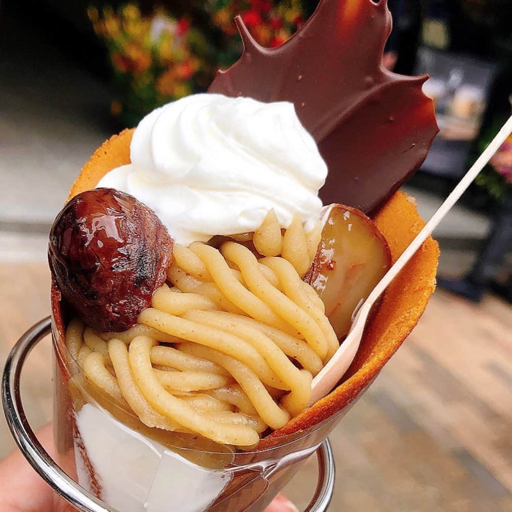 のインスタグラム：「和栗「生」モンブラン！ ・ ・ 全国に店舗500店以上あるシャトレーゼさんの、都心型 新ブランド「ヤツドキ  YATSUDOKI」が9/14、銀座7丁目にオープンしました。 ・ ・  店内70品目くらい！10坪位の小さなお店ですが、ぎゅーっと色んな品揃え。 ・ ・ その中でも看板メニューは、しぼりたてにこだわった「和栗 生 モンブラン」🌰❗️嬉しいわぁ♡ ・ ・ ストリートフードとして、手持ちできるタイプ。スプーンですくって食べます。おいしいー♪ ・ ・ 初日から行列大人気でした。おそらく 会長社長様もお見えで、報道陣も多かったかもなのですが。日頃からお世話になっていて、社長様とお写真ご一緒できました♡ ・ ・ 銀座でも「お値打ち姿勢」は変わらずで、エクレアとかそのままの250円！です。 ・ ・ 今後も、銀座だけでも6丁目、銀座マロニエゲートとご出店予定。その後は更に世界にも！ 楽しみー♪ ・ ・ #ヤツドキ#yatsudoki #銀座#シャトレーゼ #モンブラン#モンブラン巡り#和栗#和栗のモンブラン#栗#フランス栗#里井真由美#1級フードアナリスト里井真由美#さといいね#栗スイーツ#デパ地下#ホテルスイーツ#デパ地下スイーツ#ホテル#ありが糖運動#まゆログ」