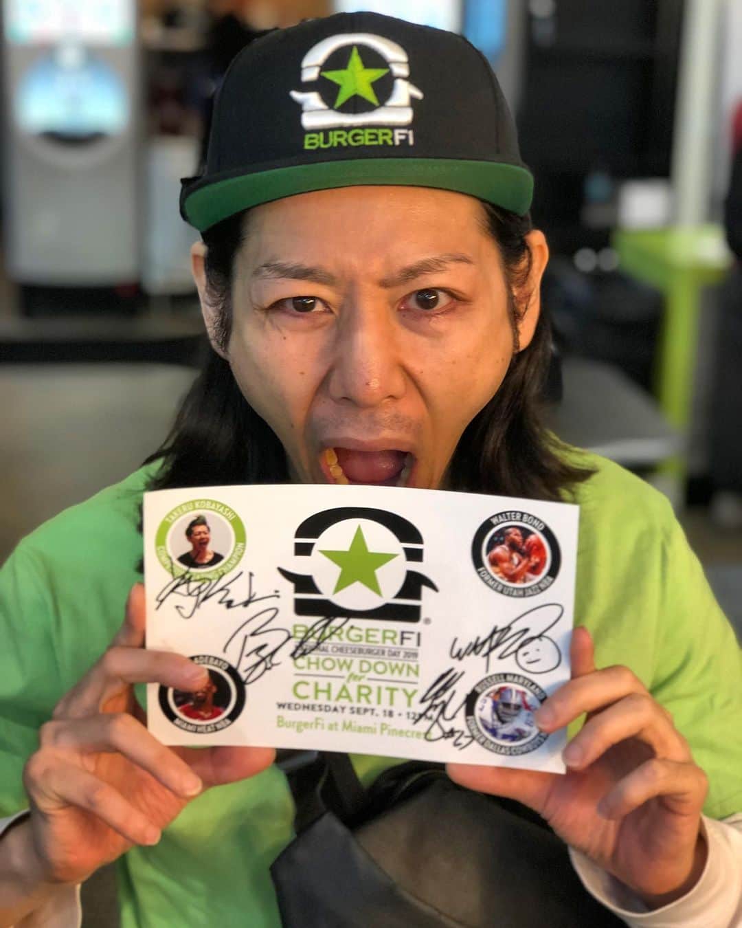 小林尊のインスタグラム：「Follow me + @burgerfi and tag a friend and I’ll send you both an autographed card with me, @miamiheat C @bam1of1, @dallascowboys / @canesfootball legend @russellmaryland, and former @nba player and motivational speaker @walter_bond.」