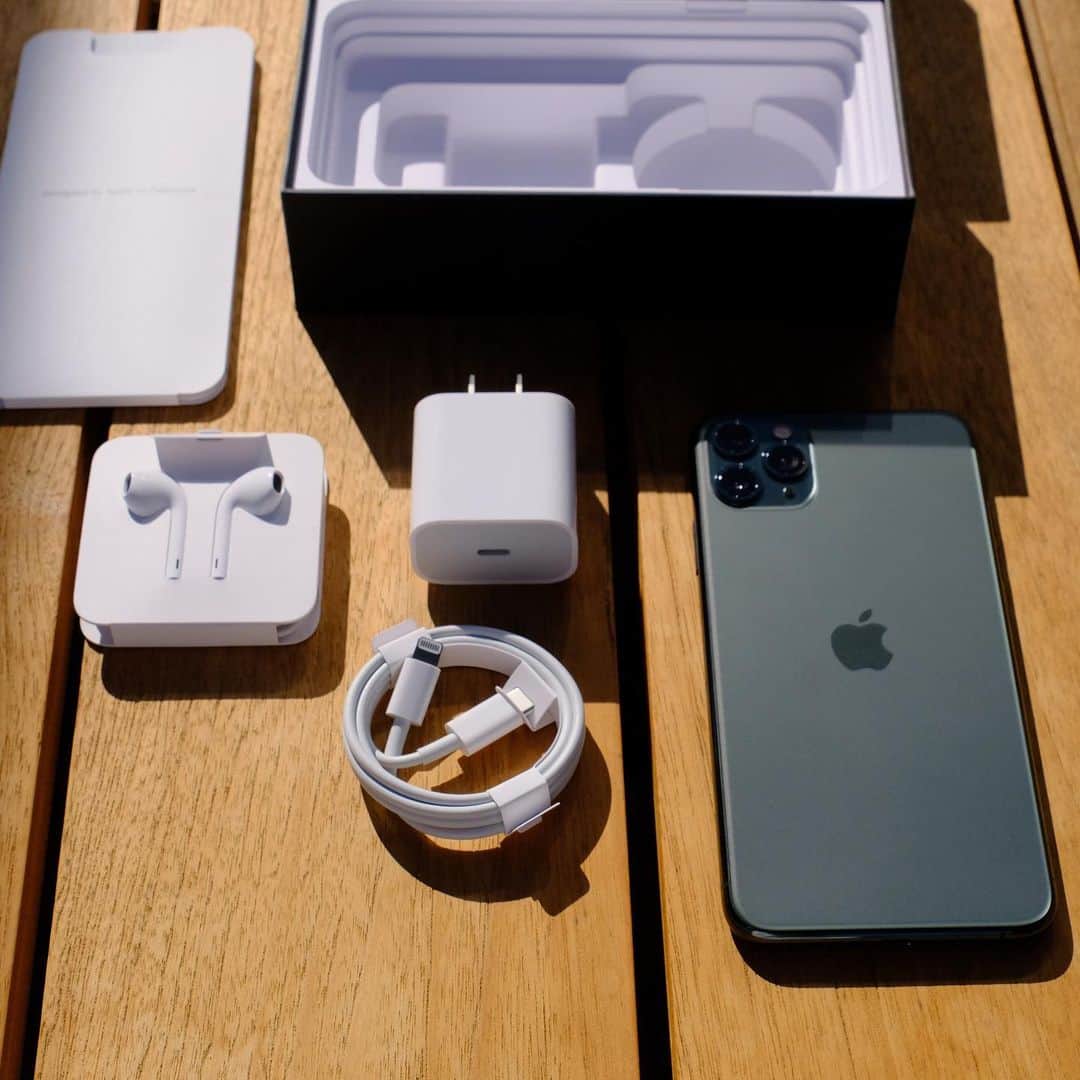 松村太郎のインスタグラム：「Unboxing #iPhone11 Pro Max. New 18W USB-C charger, USC-C - Lightning cable and wired EarPods are inside.」