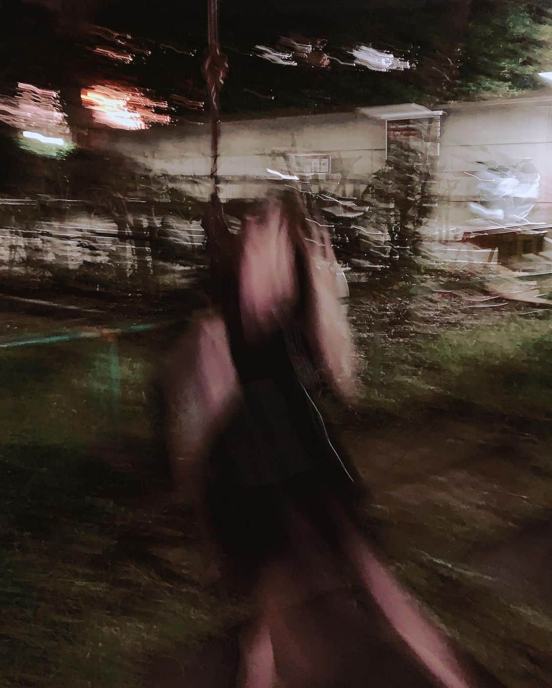 あやみ旬果さんのインスタグラム写真 - (あやみ旬果Instagram)「幽霊感はんぱなーってなった笑  仲良しのみんなと夜🌙 一緒すき＾＾ #友人達 #夜 #大好き #なぞの公園」9月17日 23時32分 - ayami_syunnka0815