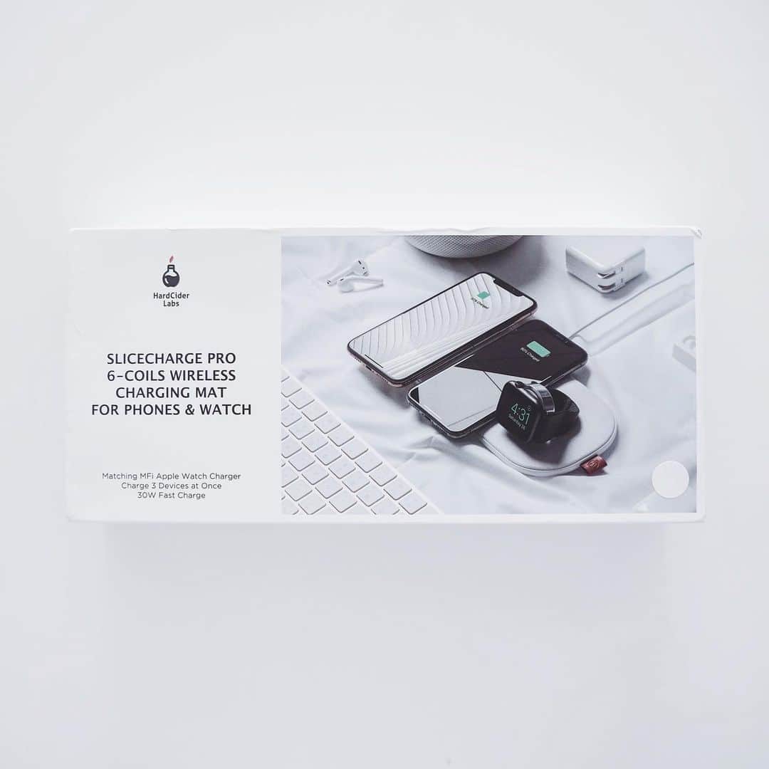 のインスタグラム：「Wireless charging pad✨﻿ ﻿ ﻿ ﻿ クラウドファンディングの #Indiegogo で支援していたワイヤレス充電パッドの #SliceChargePro がようやく届いてた〜❤️これはiPhone, AirPod, Apple Watchをこれひとつで充電できちゃうやつなのです。ワイヤレス充電、充電スピード的にこれまであんまり使ってこなかったけど、やっぱり便利。詳しくはまたSPURの連載に書こうかな😊 ﻿ ——————————————————﻿ ﻿ #wirelesscharging#wirelesscharger#qi#ワイヤレス充電#hardciderlabs#crowdfunding#gadget」