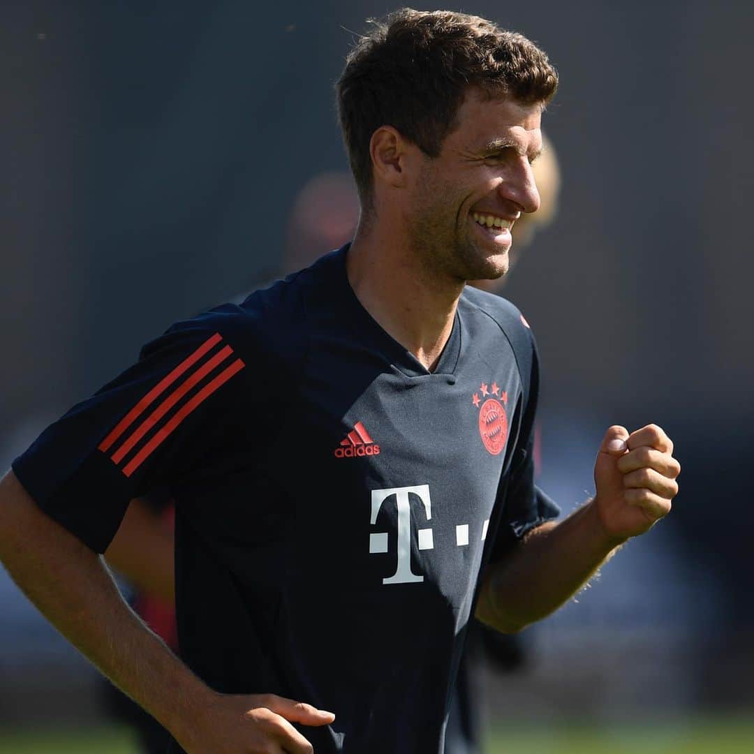 トーマス・ミュラーのインスタグラム：「Final training before the @championsleague match against @crvenazvezdafk ⚽️ We are very motivated to win our first game of the #UCL group stage. 👍🏼💪 #PACKMAS #fcbayern #miasanmia #esmuellert」