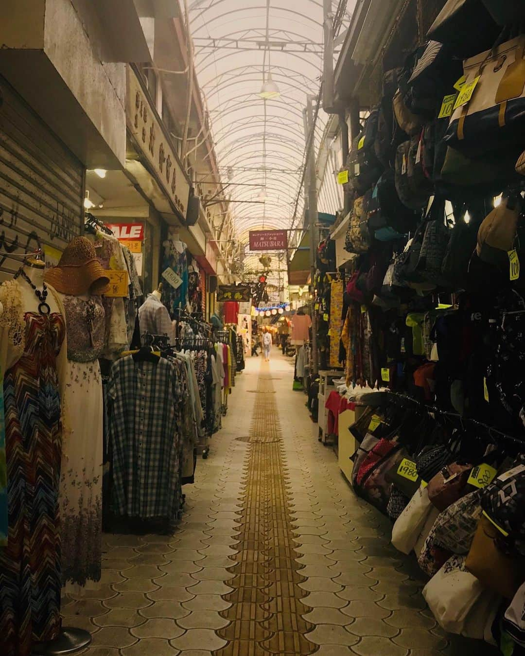 Be.okinawaさんのインスタグラム写真 - (Be.okinawaInstagram)「Take a walk through the old-school alleyways of Heiwa Dori to experience the local vibes of Okinawa.  #heiwastreet #naha #平和通 #那霸 #평화거리 #나하 #平和通り #那覇 #kokusaistreet  #shoppingarcade #beokinawa #visitokinawa」9月17日 23時39分 - visitokinawajapan