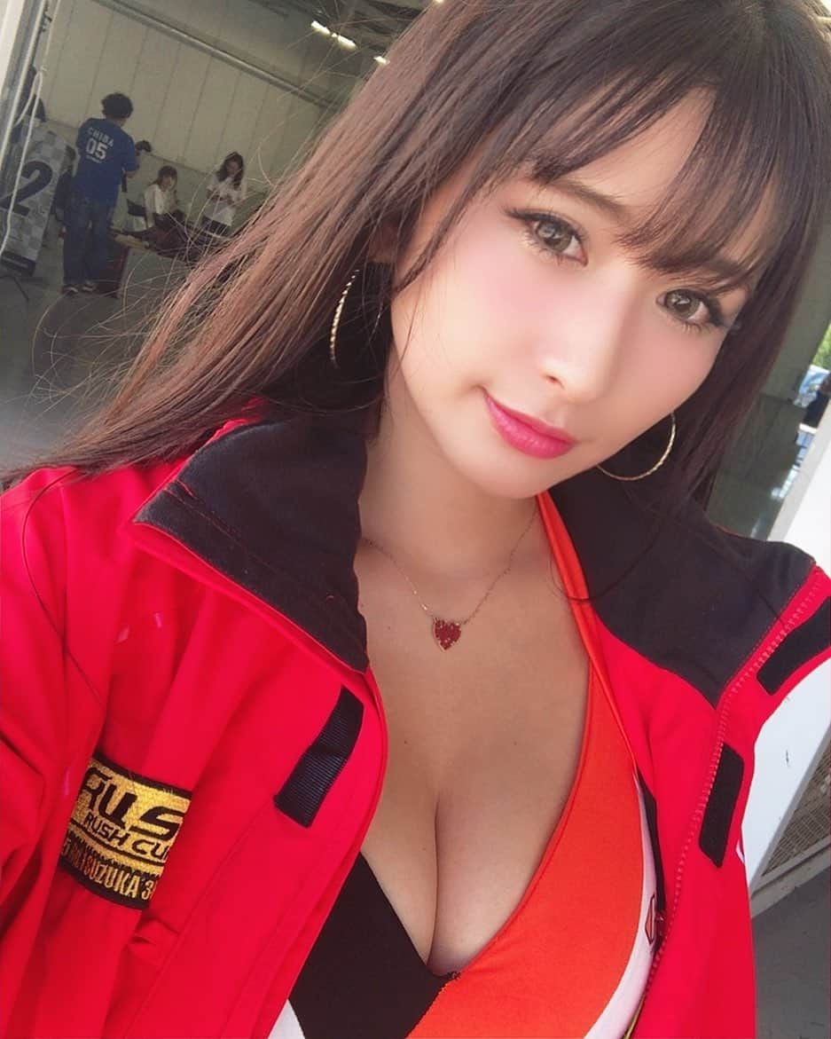 有馬綾香のインスタグラム：「今回のRUSH CUPも楽しかった！！！ #鈴鹿サーキット #Porsche #レースクイーン #自撮り #攻めのコスチューム #晴れ女」