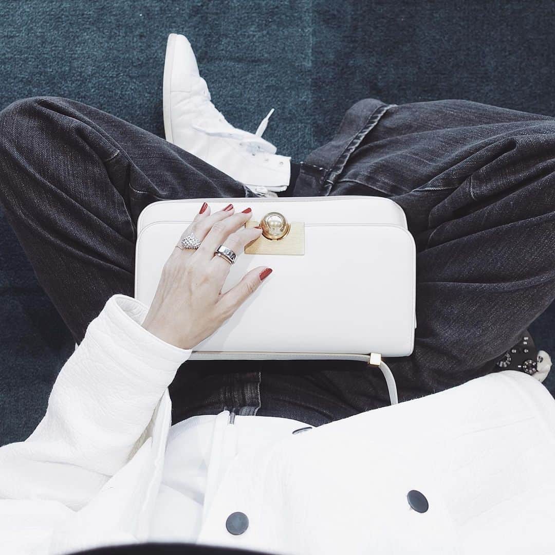 のインスタグラム：「When I move, I tend to choose a﻿ comfortable outfit. 🛫﻿ ﻿ ﻿ ﻿ ﻿ 移動するときは楽ちんな格好を選びがちだけれど、レザーショルダーでカジュアルすぎずに。﻿ ﻿ ——————————————————﻿ ﻿ #outfitfortravel#traveloutfit#flightoutfit#flightstyle#空港ファッション#airportoutfit#airportfashion#airportstyle#narita#tokyo#airport#bottegaveneta#tenderperson#yspink」