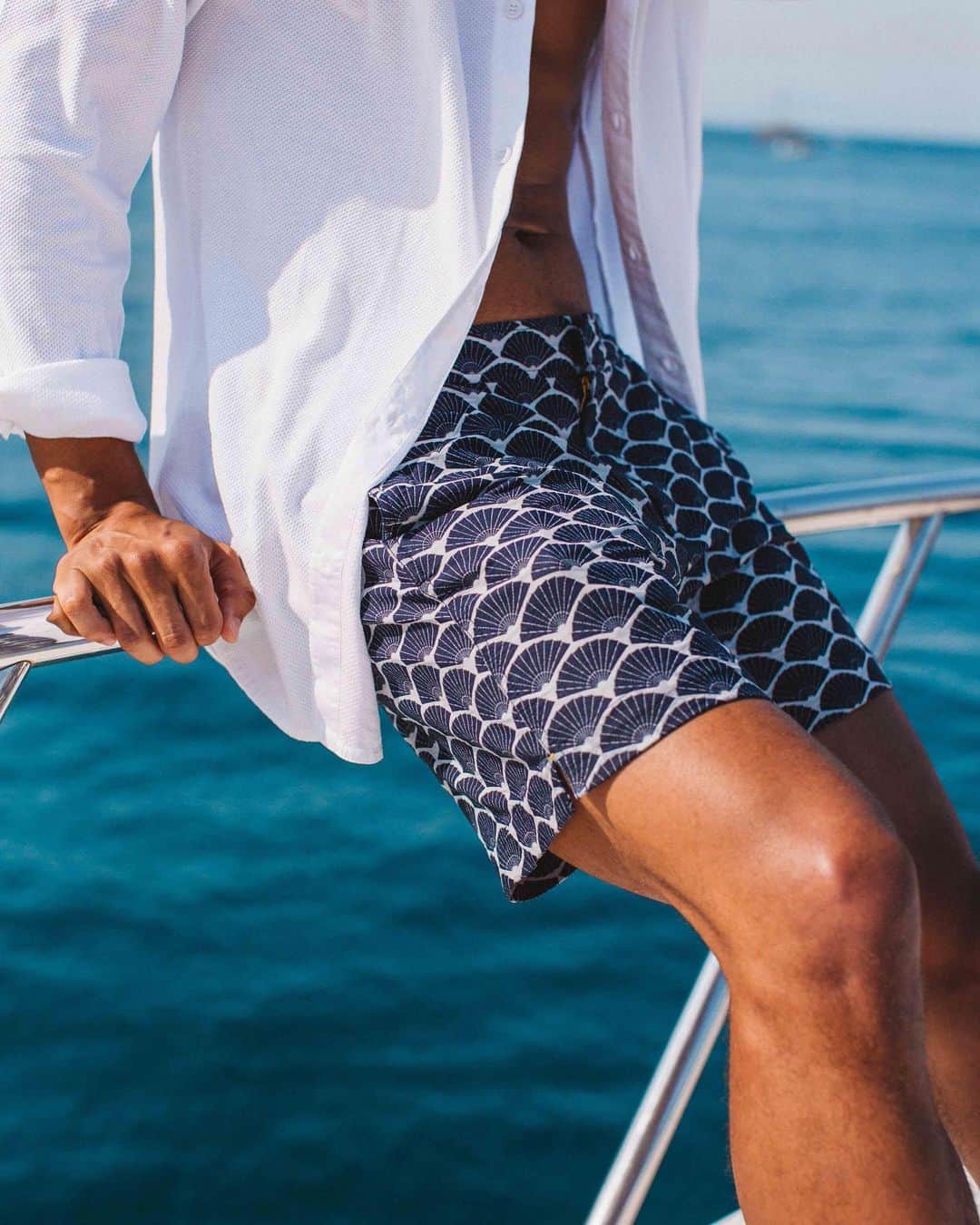 オールバーブラウンさんのインスタグラム写真 - (オールバーブラウンInstagram)「The shorts you can swim in: our signature tailored men's shorts are a must-have for your next adventure. Tap to shop our exclusive @MO_Hotels limited-edition Bulldog shorts, including this tesselating jacquard pair.  #MandarinOriental #ImAFan  #FeelSummer #OrlebarBrown #obsaroundtheworld」9月17日 23時49分 - orlebarbrown
