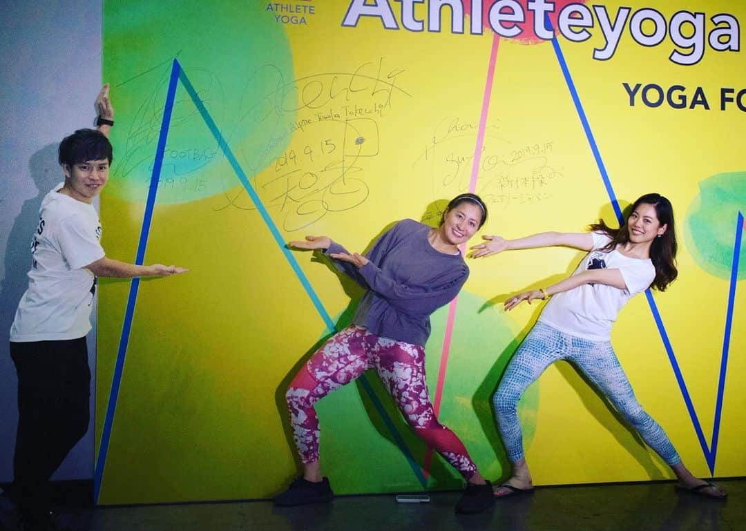 石田太志さんのインスタグラム写真 - (石田太志Instagram)「I’ve performed footbag at yoga’s festival in Yokohama. ･ 【ヨガフェスタ横浜2019出演しました！】 パシフィコ横浜で行われたヨガフェスタ横浜2019でフットバッグパフォーマンスを行わせて頂きました！ ･ 当日はゲストアスリートが集まり、お客様皆さんと運動会を楽しんだり。(僕のチームが優勝しました😄) ･ 久しぶりに玉入れ、大縄、綱引きをやりました。パフォーマンス前なのに結構疲れました笑 ･ そして本番のパフォーマンスではヨガをやってらっしゃる方を中心にご覧頂きました。 ･ 皆さん、初めて見るフットバッグに驚いてもらえて良かったです。 ･ そしてパネルにもサインを書かせて頂きました！ ･ スノーボードアルペンソチ五輪銀メダリストの竹内智香さん @tomoka_takeuchi と元新体操選手でフェアリージャパンとしてオリンピックにも出場した坪井保菜美さん @honamitsuboiと。 ･ 楽しい時間をありがとうございました！ #footbag #フットバッグ #サッカー #フットサル #石田太志 #taishiishida #soccer #follow #世界一 #worldchampion #パフォーマンス #performance #performer #instagramer #storesjp #西川air #airsleep #umbro #haleo #cwx #ヨガフェスタ #ヨガフェスタ横浜 #ヨガフェスタ横浜2019 #アスリートヨガ #スノーボード #新体操」9月17日 23時50分 - taishiishida