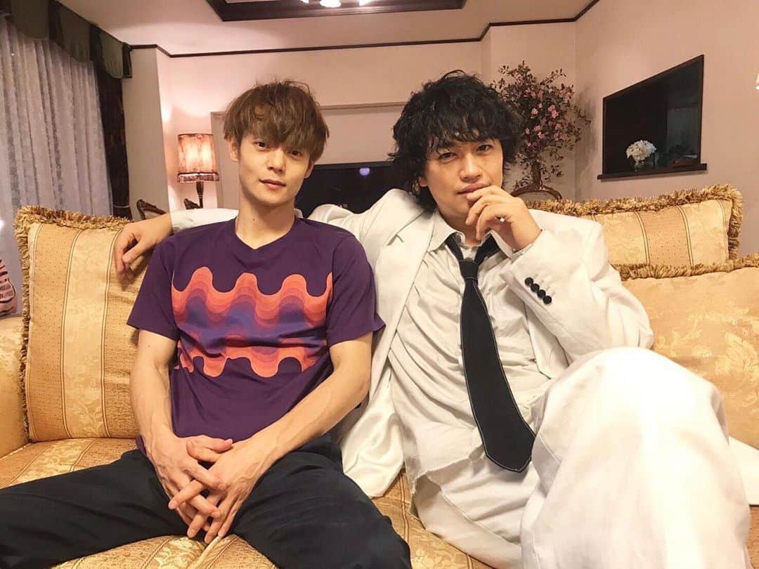 窪田正孝のファンアカウントのインスタグラム：「From the 2nd season of the dorama “Rinsho Hanzai Gakusha Himura Hideo no Suiri“. #窪田正孝 #kubotamasataka #斎藤工 #dorama #火村英生 #himurahideo」