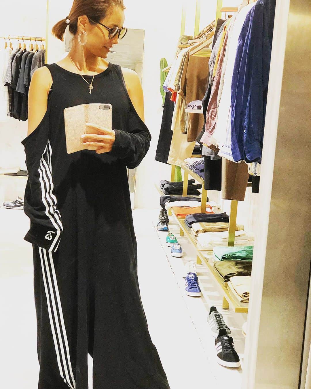 紺谷みえこのインスタグラム：「今日はパタパタdayでした。 明日もがんばるぞぅ。 メンズのおようふくみるのも好き🕶 ・ #yojiyamamoto #y3 #fashion #snidel #model #likes  #cute #beautiful #tokyo  #healthy #dress #instagood #photo #photography  #chanel #omotesando #actress #instapic #city #model #beautiful #お気に入り #ワイスリー #ヨウジヤマモト #ファッション #モデル  #オールインワン #つなぎ」