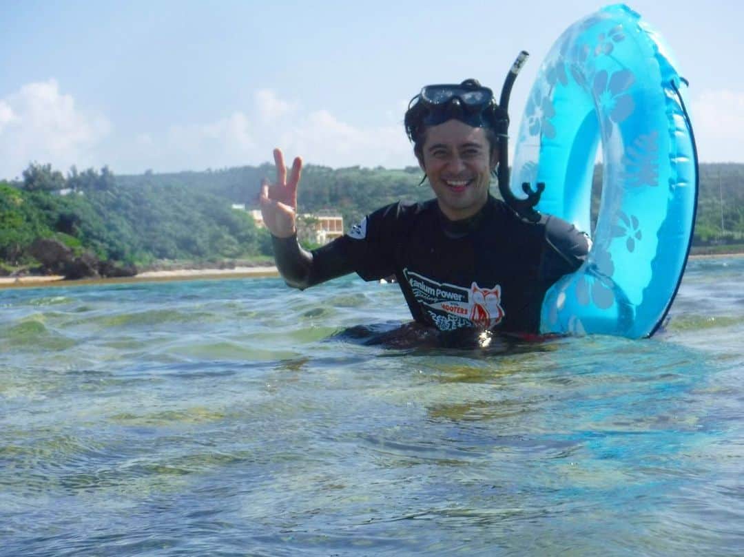 斉藤祥太のインスタグラム：「皆んなで沖縄楽しーさー♪ 海に入れたのは着いた初日だけ😂 沖縄料理も大好き！ 次は晴れてツーリングリベンジだ🔥 #沖縄 #オリオンビール #泡盛 #ハブ酒 #真栄田岬」