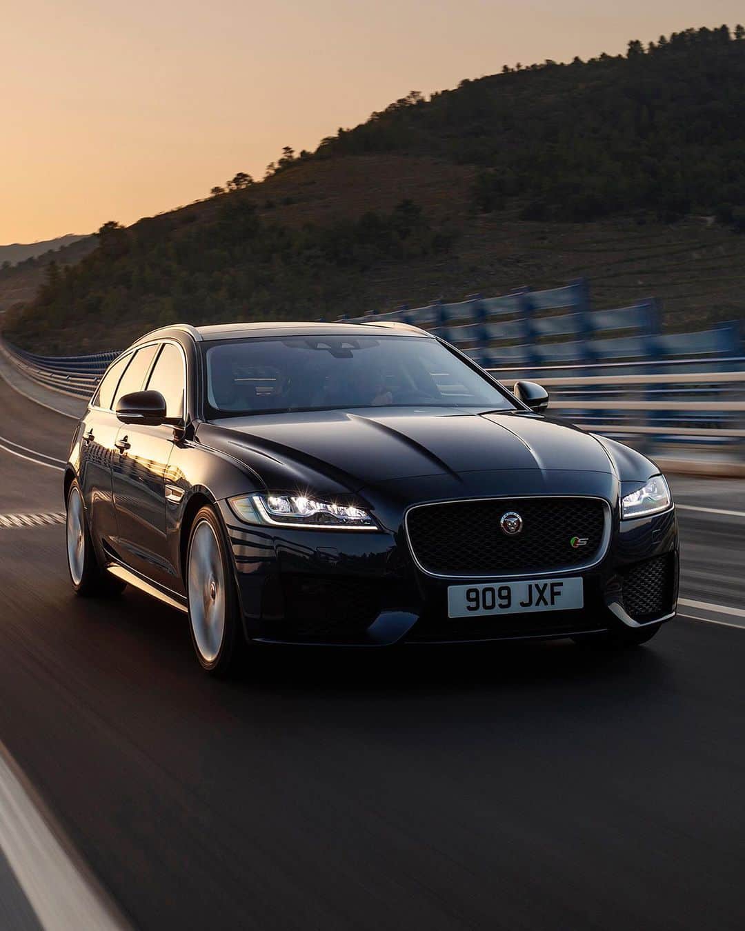 Jaguarさんのインスタグラム写真 - (JaguarInstagram)「Grab the week by the wheel.  #Jaguar #XFSportbrake #Premium #Luxury #Dynamic #Performance #Estate #AWD #CarsofInstagram #InstaCar」9月18日 0時02分 - jaguar