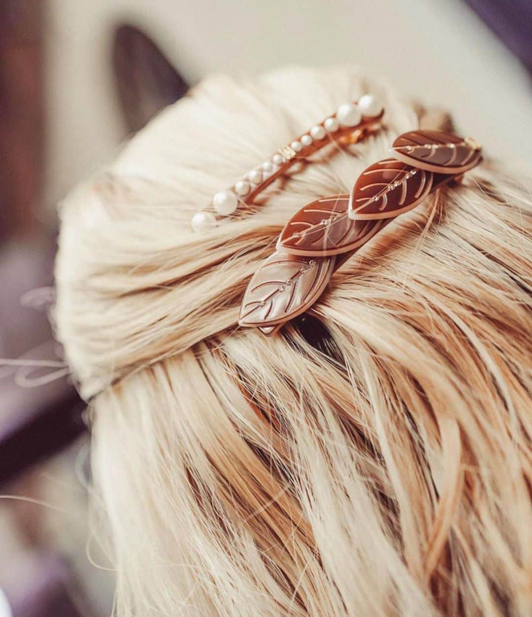 のインスタグラム：「As folhas mais lindas que você poderia usar no cabelo 🍂🍂🍂 Fivela Fall Leaves #repost @alexandredeparis_official 🍂🍂 . . #alexandredeparis #hair #handmade #acessorios #acessoriosdecabelo #estilo #style #fivela #presilha #penteado」
