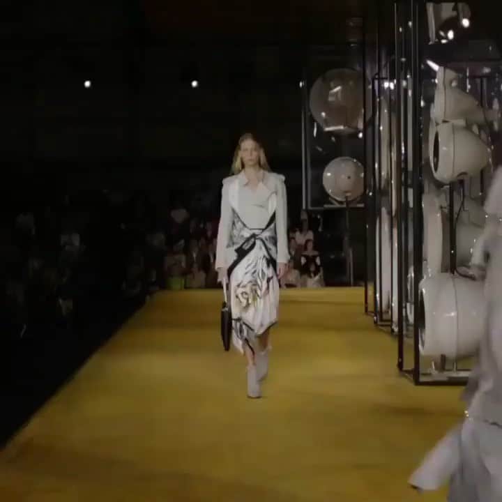 Lexi Bolingのインスタグラム：「Burberry last night by @riccardotisci17 @katy_england Thank you sooo much for having me a part of your beautiful show XXX」