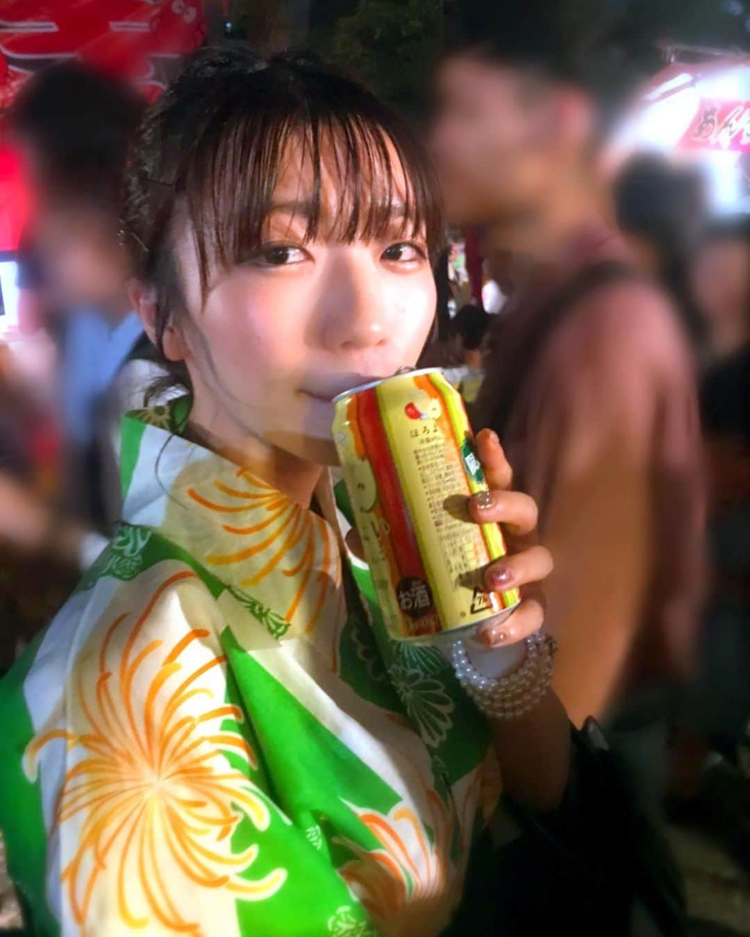 ぱいぱいでか美のインスタグラム：「ぱいぱいでか美と浴衣デート行きましたに使ってもいいんじゃないでしょうか。どうなんですか。 ꙳ #浴衣 #ほろよい #焼まんじゅう #巨大 ꙳ 浴衣シリーズ。 焼きまんじゅう美味しそ〜と思って買ってみたら なんか遠くから見てたよりもめちゃくちゃサイズでかくてびっくりしました。 でかくてウケちゃった。象と同じ良さがあった。 じゃがバターとかも食べた！ 友達何人かと行ったからからあげとか餃子とか (餃子は突然友達がスーパーで買ってきてて全然屋台もお祭りも関係なくて笑った) いろいろシェアして食べて楽しかったー☻ ほろよいの秋味おいしかった！ 友達は水みたいにビール飲んでました。」
