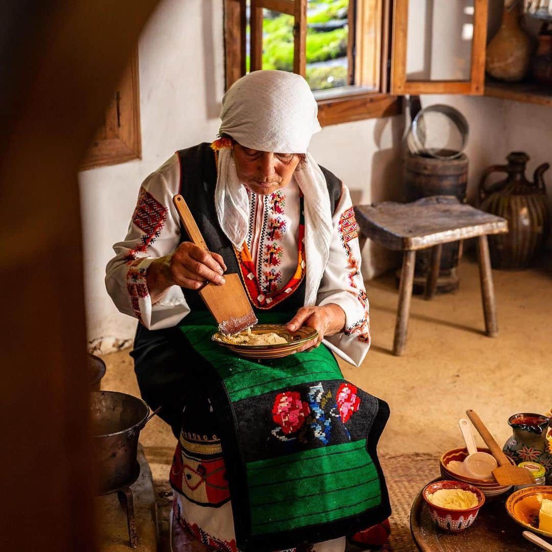 ルフトハンザさんのインスタグラム写真 - (ルフトハンザInstagram)「In the small villages, traditional dishes are prepared with such great devotion, that even the simplest compositions taste extraordinary. #Lufthansa #EnrichingLife #Bulgaria」9月18日 0時11分 - lufthansa