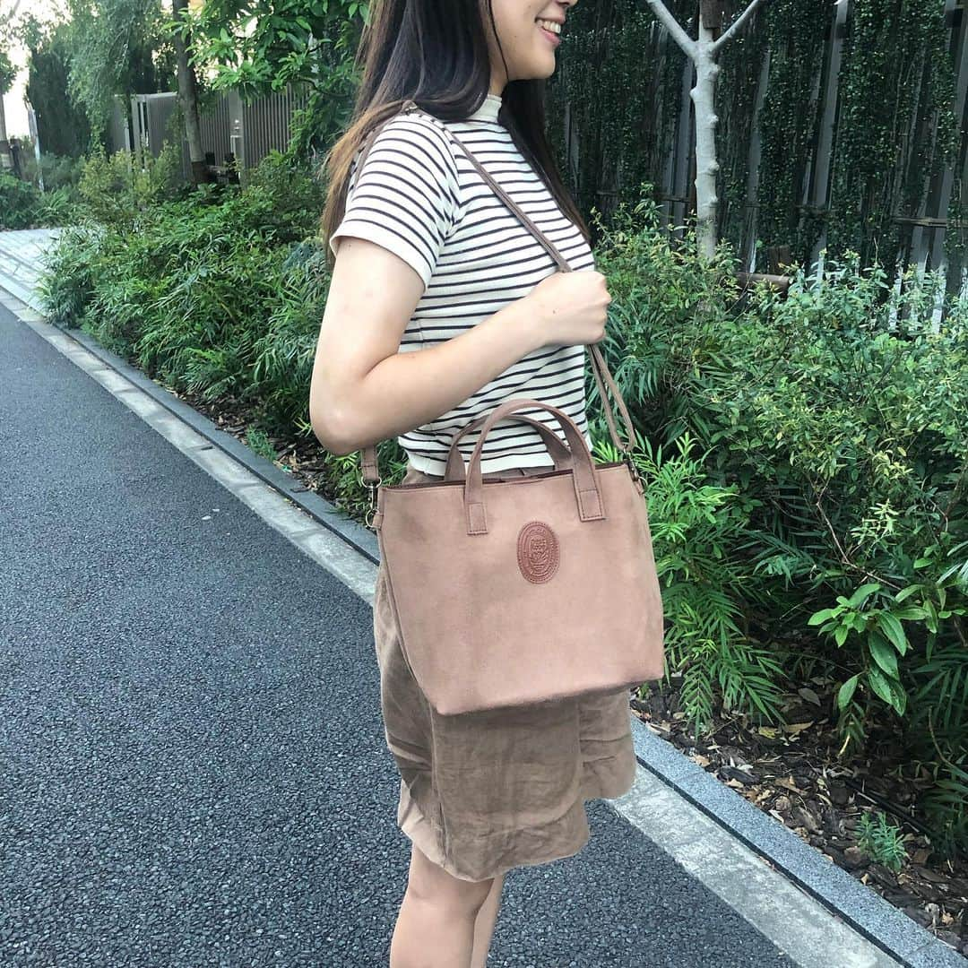 リンネルさんのインスタグラム写真 - (リンネルInstagram)「残暑が厳しいから 秋服は無理。。 だけどバックだけ秋仕様に するのはいかがですか？  もうすぐ発売の リンネル11月号本誌の付録の スウェード風2wayバッグを 夏服に合わせてみました。  ストラップを取り外し できるので、手持ちや 肩掛け、斜めがけと 持ち方は色々。  毎日使うのにちょうどよい サイズ感ですよー  #リンネル11月号 #ネストローブ #nestrobe #リンネル付録」9月18日 0時15分 - liniere_tkj