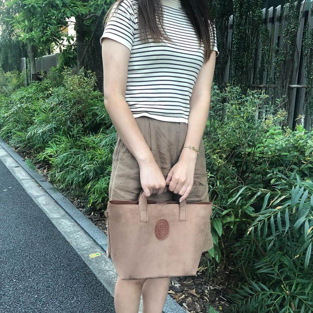 リンネルさんのインスタグラム写真 - (リンネルInstagram)「残暑が厳しいから 秋服は無理。。 だけどバックだけ秋仕様に するのはいかがですか？  もうすぐ発売の リンネル11月号本誌の付録の スウェード風2wayバッグを 夏服に合わせてみました。  ストラップを取り外し できるので、手持ちや 肩掛け、斜めがけと 持ち方は色々。  毎日使うのにちょうどよい サイズ感ですよー  #リンネル11月号 #ネストローブ #nestrobe #リンネル付録」9月18日 0時15分 - liniere_tkj