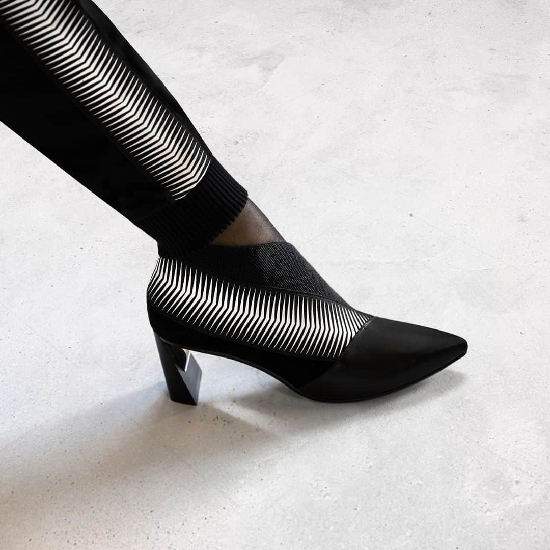 ユナイテッドヌードさんのインスタグラム写真 - (ユナイテッドヌードInstagram)「THE ZINK POP PUMP //// Creating movement with optical illusion //// AW19 ////⠀⠀⠀⠀⠀⠀⠀⠀⠀ .⠀⠀⠀⠀⠀⠀⠀⠀⠀ .⠀⠀⠀⠀⠀⠀⠀⠀⠀ . #unitednude #fashion #architecture #killerheels #hautecouture #design #heels  #footwear #footweardesign #fashionfootwear #autumn #style #winter #autumnwinter #aw19 #shoeporn #aw19collection #archilovers #architecturelovers #aw19trends #shoegame #preorder #newarrivals #streetstyle #lookoftheday #instafashion」9月18日 0時15分 - unitednude