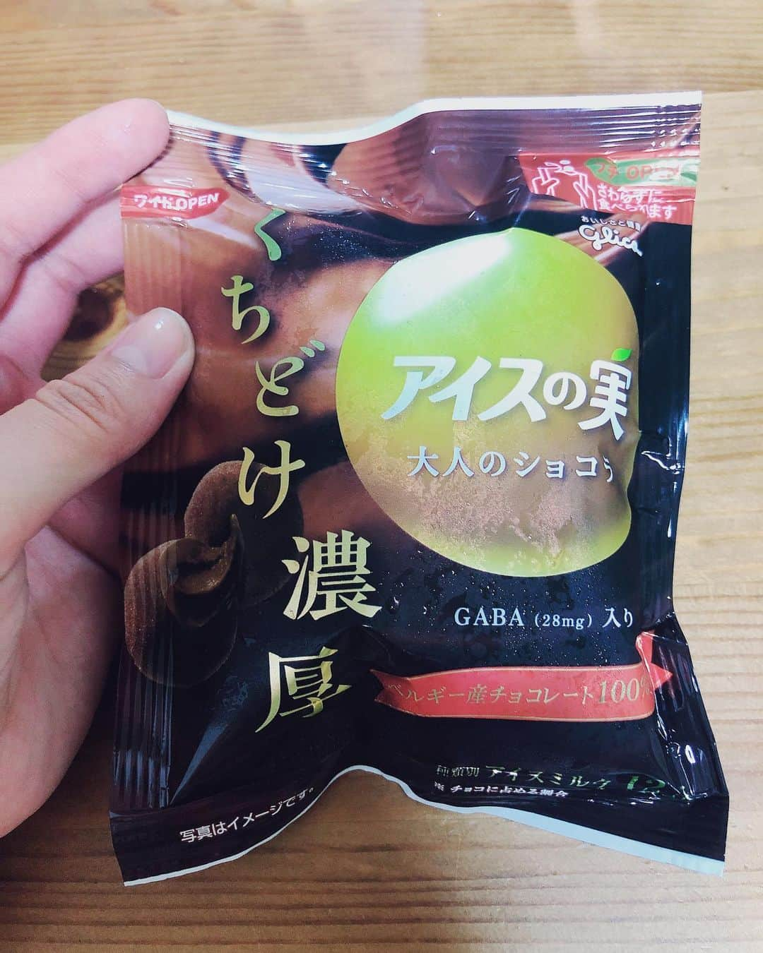 前田玲奈さんのインスタグラム写真 - (前田玲奈Instagram)「#アイスの実 #大人のショコラ #gaba #glico 今日もお疲れさまでした💐 帰ってきて、バチェラー3観ながら、新作アイスの実☺︎ アイスの実がいろんな味のミックスで売っていたあの頃、 フルーツに混じってるチョコ味を食べるのが幸せだったなあ✨ 前もこの話したかもなあ笑 でもチョコを食べるといつも思い出す。 もちろん、今回も幸せ☺️ #アイ活 #新作アイス #コンビニアイス #chocolate #icecream」9月18日 0時16分 - maedarena_ice